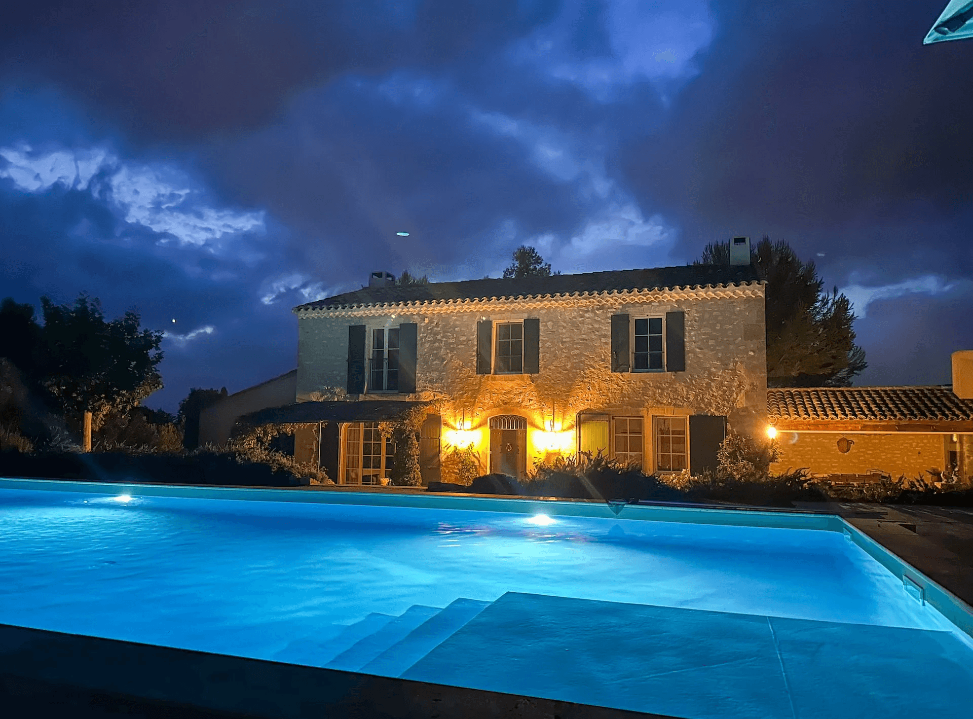 Villa provençale au crépuscule